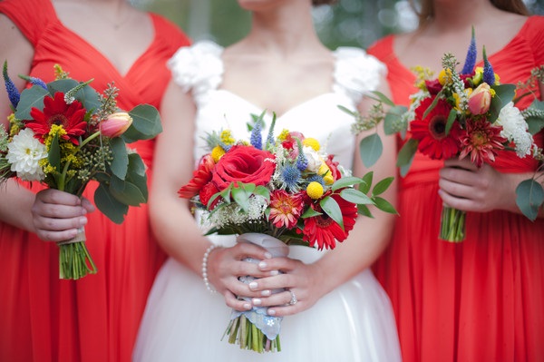 Seasonal White Roses for a Spring Wedding